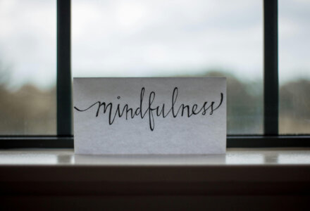 Dieses Bild zeigt einen Zettel mit der Aufschrift mindfulness.